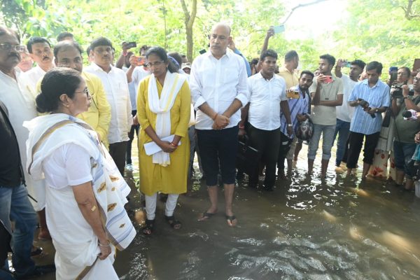 পরিকল্পিতভাবে বাংলাকে ডোবাচ্ছে, কেন্দ্রকে তোপ মমতার