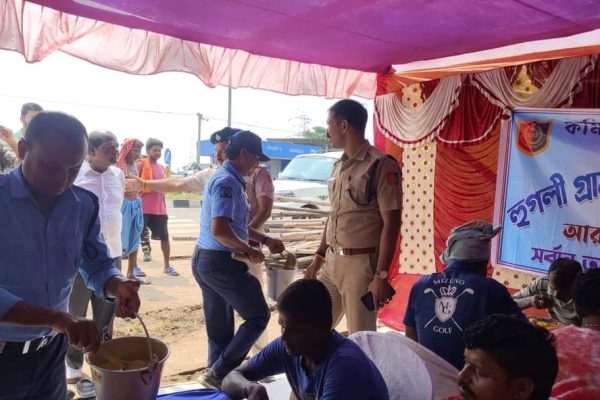 বন্যায় ত্রাণ বন্টন হুগলি গ্রামীণ পুলিশের পক্ষ থেকে