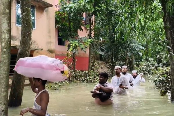 বন্যা কবলিত খানাকুলে মেডিকেল ক্যাম্প ও ত্রাণ বিতরণ ল্যাবের ওলামাদের।