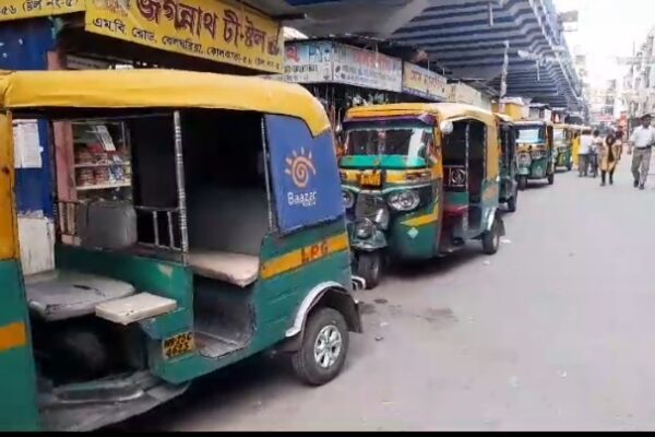 আবারো বিতর্কে টোটো বেলঘরিয়ায় যাত্রী ভোগান্তি চরমে