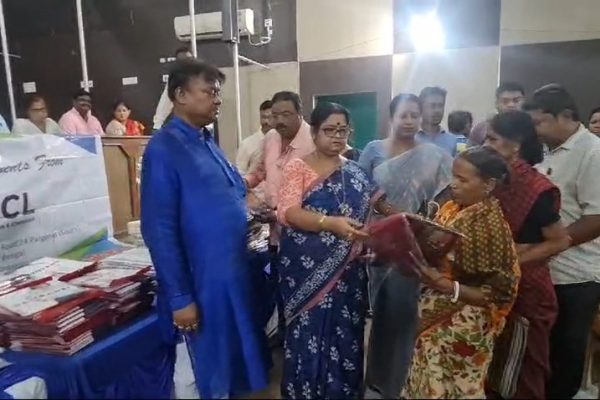 সিঙ্গুরে পুজোর মুখে হাসি ফুটলো কয়েক হাজার পিছিয়ে পড়া মানুষের
