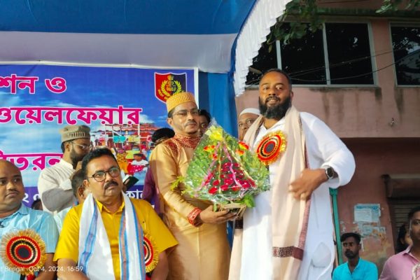 ফুরফুরাতে আসন্ন দুর্গাপুজো উপলক্ষে বস্ত্র বিতরণ