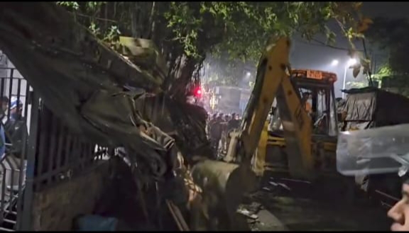 রেলের উন্নয়নের স্বার্থে রাতের অন্ধকারে সর্বশান্ত শেওড়াফুলি স্টেশনের হকাররা