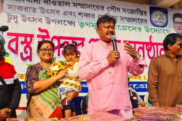 করবীতে কামাল হরিপাল বস্ত্র বিতরণের রেকর্ড