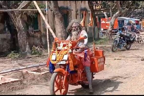 প্রয়াগরাজ এর আইআইটি বাবার পর ত্রিবেণী কুম্ভে ভাইরাল এই নাগাবাবা
