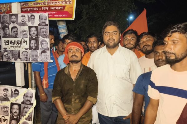 কাশ্মীরের ঘটনার প্রতিবাদে বড়া তেলের মোড়ে পুড়লো পাকিস্তানের পতাকা