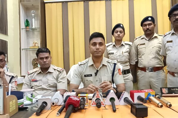 চন্ডীতলা থানার পদক্ষেপে হাসি ফুটল সাইবার প্রতারণা হয়ে যাওয়া ব্যক্তি এবং মোবাইল হারিয়ে যাওয়া ব্যক্তির মুখে