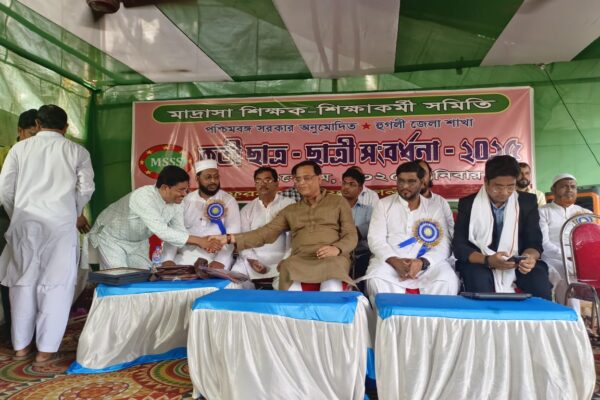 মাদ্রাসা শিক্ষক শিক্ষাকর্মী সমিতির উদ্যোগে ফুরফুরায় কৃতী ছাত্র ছাত্রীদের সংবর্ধনা