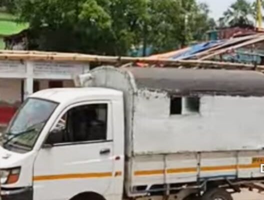 কুমির মরাতে বিদ্যুতের গাড়ি আটকে বিক্ষোভ গ্রামবাসীদের