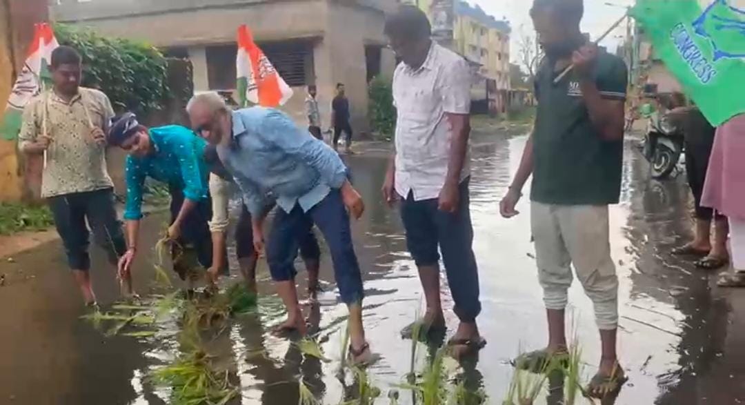 ডানকুনিতে জল যন্ত্রণা ভোগান্তি চরমে সাধারণ মানুষের