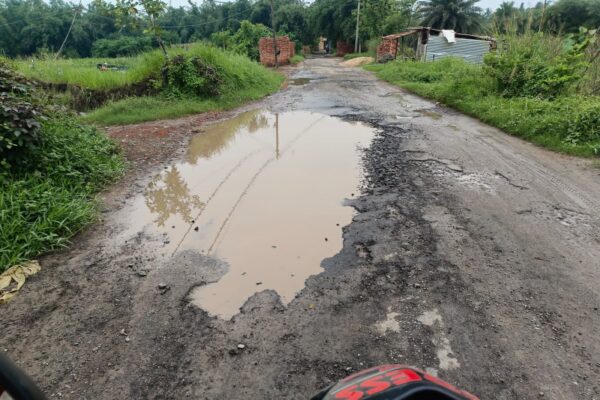 বেহাল রাস্তার প্রতিবাদে নবাবপুরে পথ অবরোধ গ্রামবাসীদের