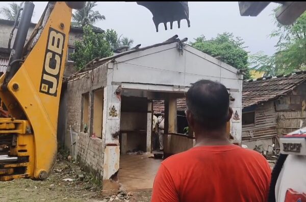 উন্নয়নের প্রশ্নের নো টলারেন্স নীতি গুপ্তিপারাতে রেলের উচ্ছেদ অভিযান