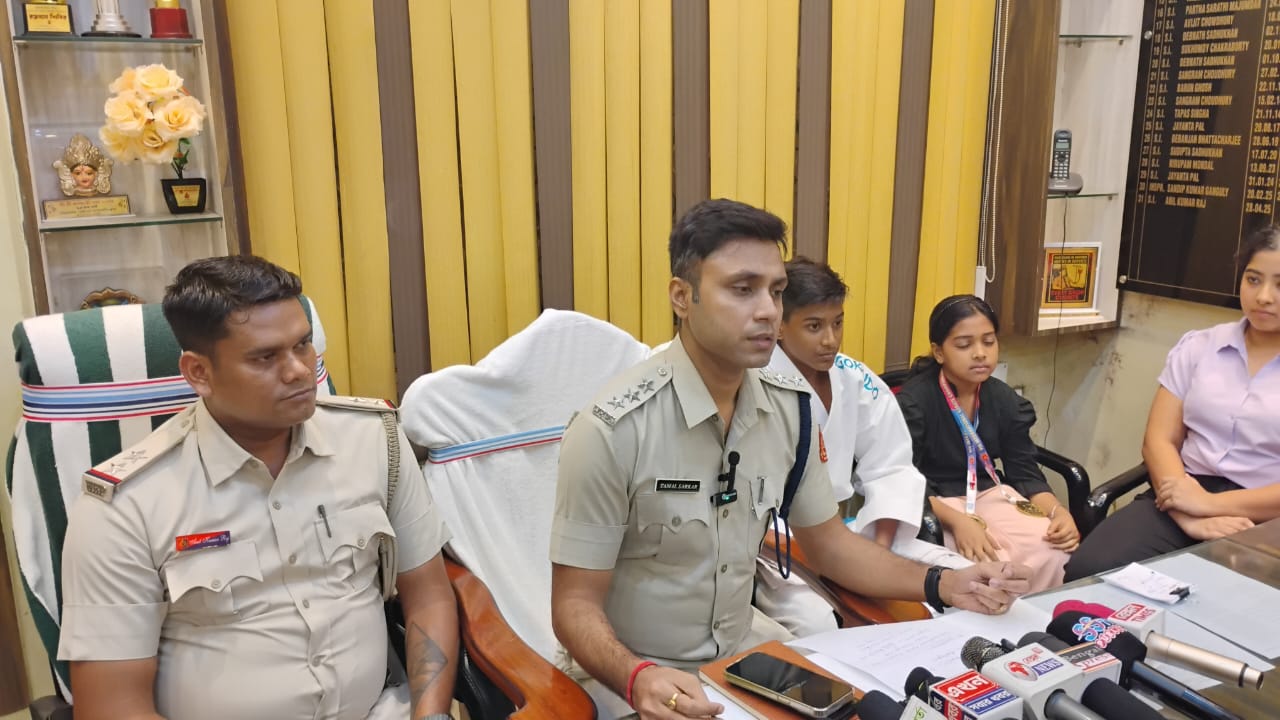ইন্টারন্যাশনাল ক্যারাটে চ্যাম্পিয়নশিপে সোনা জয়ীদের সংবর্ধনা চন্ডীতলা থানার পক্ষ থেকে