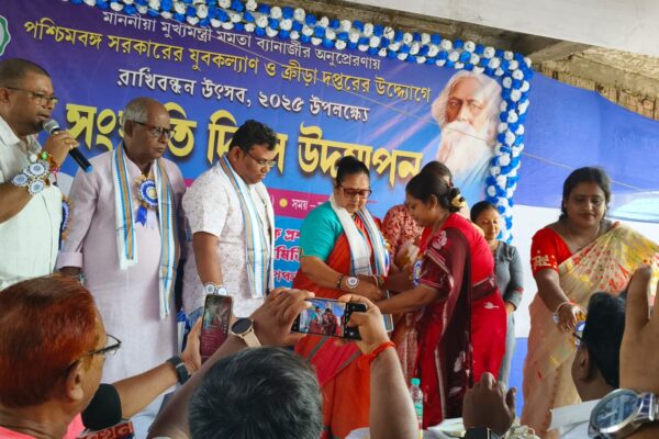 পশ্চিমবঙ্গ সরকারের যুব কল্যাণ ও ক্রীড়া দপ্তরের উদ্যোগে চন্ডীতলায় রাখি বন্ধন পালন