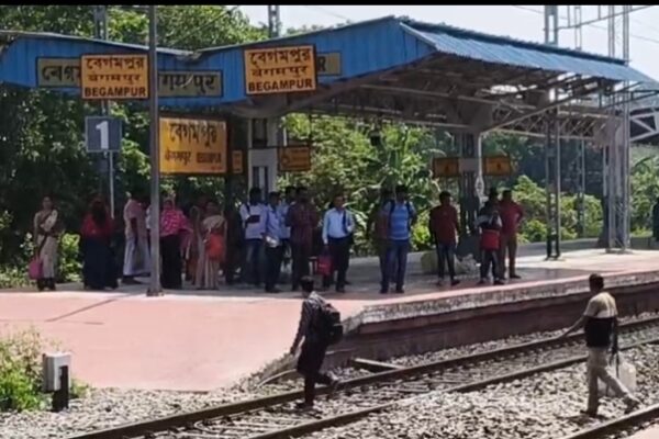 আবারো বিপত্তি বেগমপুরে রেললাইন পারাপার হতে গিয়ে এই কান্ড