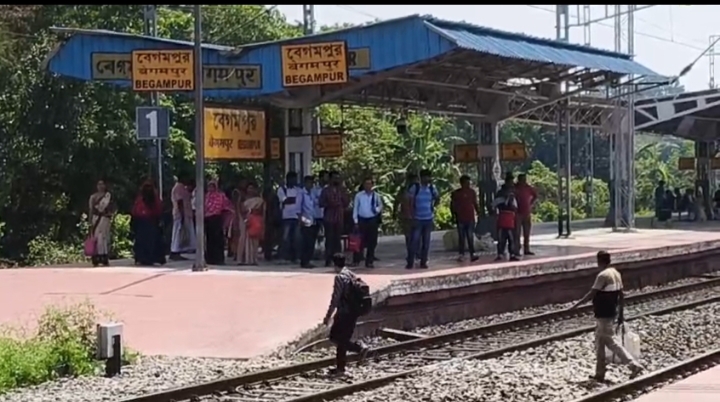 আবারো বিপত্তি বেগমপুরে রেললাইন পারাপার হতে গিয়ে এই কান্ড