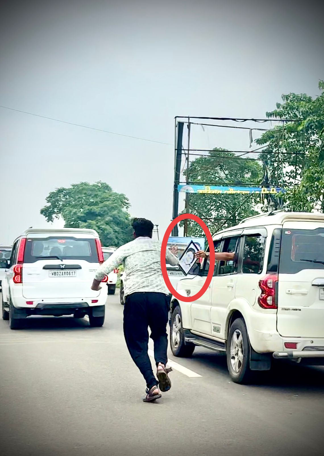 চন্ডীতলা তে মুখ্যমন্ত্রীর কনভয়ের পিছনে ছুটলেন এক যুবক