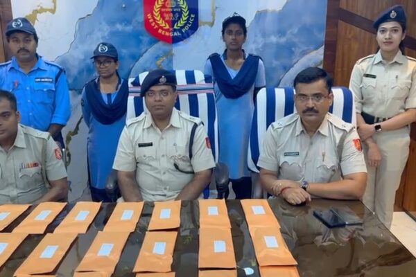 ফিরে পেলেন মোবাইল অবশেষে হাসি ফুটল এই মানুষদের মুখে