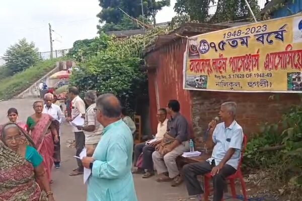 যাত্রী সচেতনতায় এগিয়ে এলো কামারকুন্ডু প্যাসেঞ্জার অ্যাসোসিয়েশন