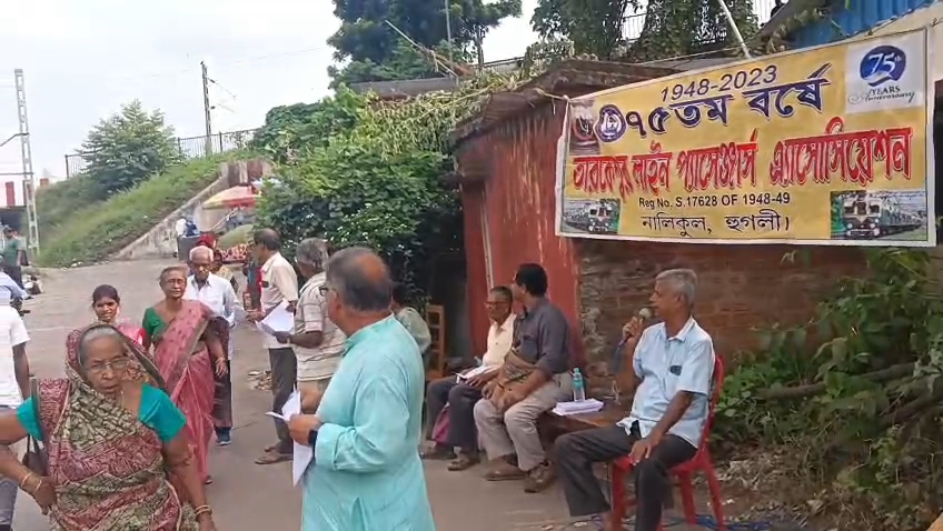 যাত্রী সচেতনতায় এগিয়ে এলো কামারকুন্ডু প্যাসেঞ্জার অ্যাসোসিয়েশন