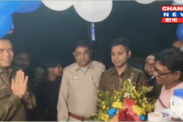 গতকাল রাতে চন্ডীতলা থানার উদ্যোগে মানবিক অধ্যায়ের সূচনা জঙ্গলপাড়া বাজারে