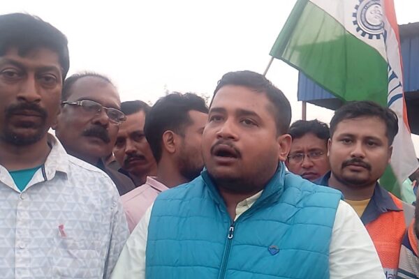 পূর্ব বর্ধমান পালসিট টোল প্লাজায় শ্রমিকদের বিক্ষোভ