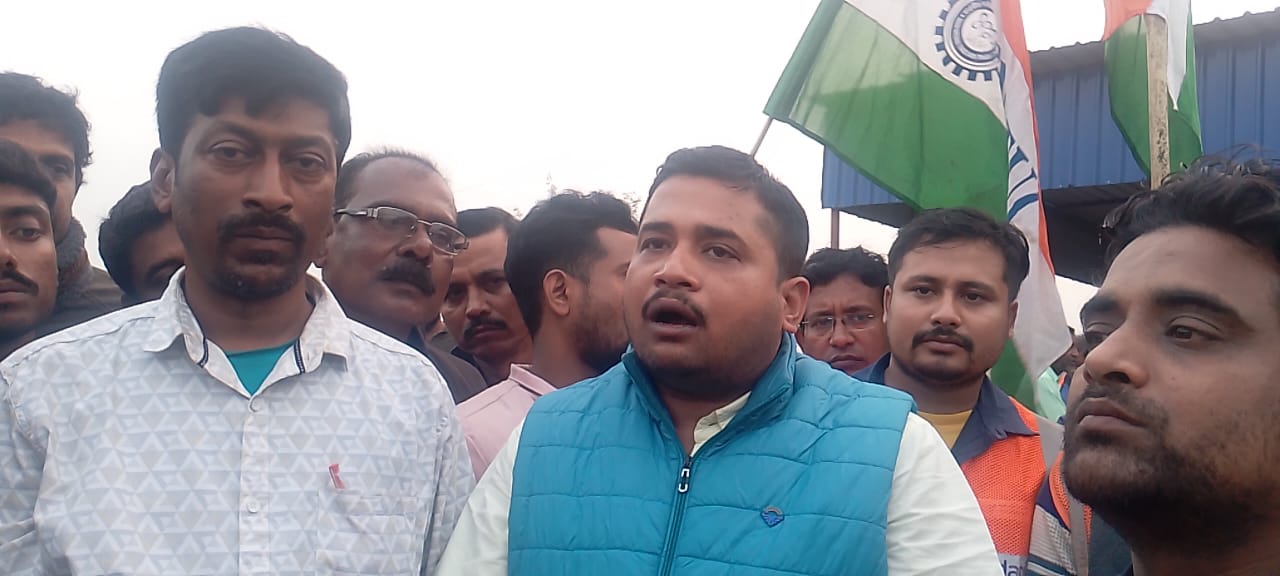 পূর্ব বর্ধমান পালসিট টোল প্লাজায় শ্রমিকদের বিক্ষোভ